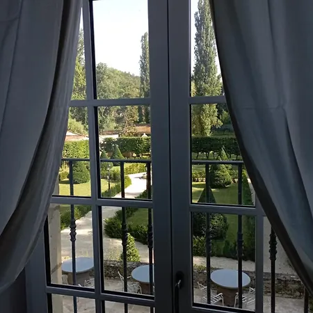 Couette-café Domaine De La Barde Guest And Suites. *