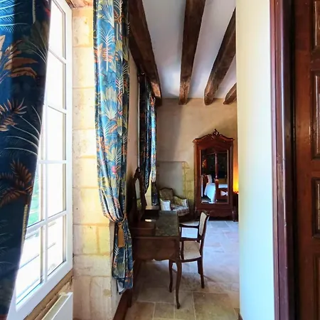 Couette-café Domaine De La Barde Guest And Suites. *